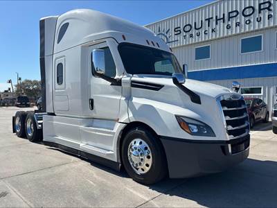 Freightliner Cascadia 126 Sleeper Semi Truck - Detroit