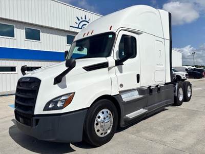 Freightliner Cascadia 126 Sleeper Semi Truck - Detroit 455HP