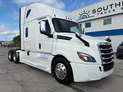 Freightliner Cascadia 126 Sleeper Semi Truck - Detroit 475HP