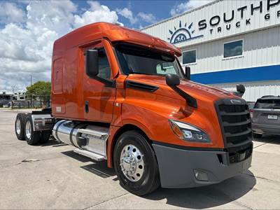 Freightliner Cascadia 126 Sleeper Semi Truck - Detroit 475HP