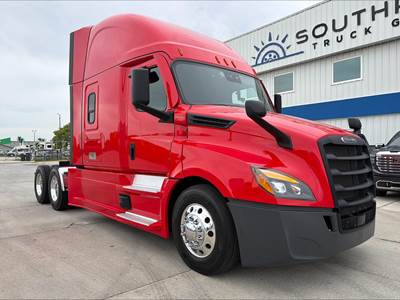 Freightliner Cascadia 126 Sleeper Semi Truck - Detroit 475HP