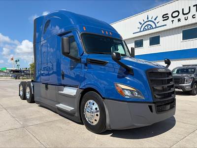 Freightliner Cascadia 126 Sleeper Semi Truck - Detroit 400HP
