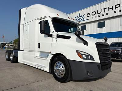 Freightliner Cascadia 126 Sleeper Semi Truck - Detroit 455HP