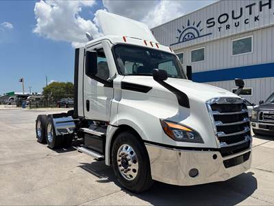 Freightliner Cascadia 126 Sleeper Semi Truck - Detroit 450HP