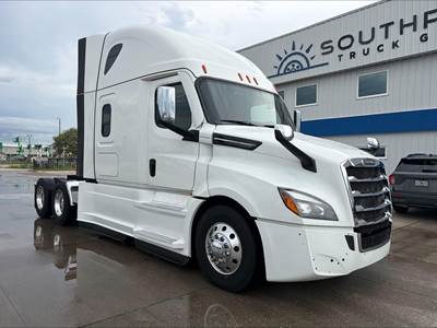 Freightliner Cascadia 126 Sleeper Semi Truck - Detroit 455HP