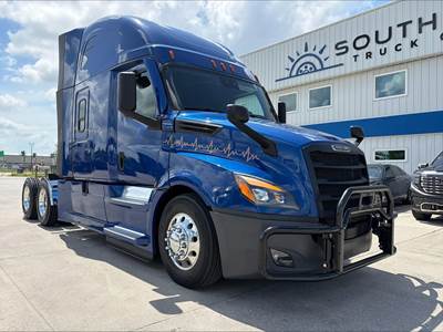 Freightliner Cascadia 126 Sleeper Semi Truck - Detroit 425HP