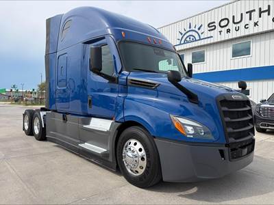 Freightliner Cascadia 126 Sleeper Semi Truck - Detroit 455HP