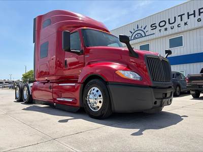 International LT Sleeper Semi Truck - Cummins 450HP