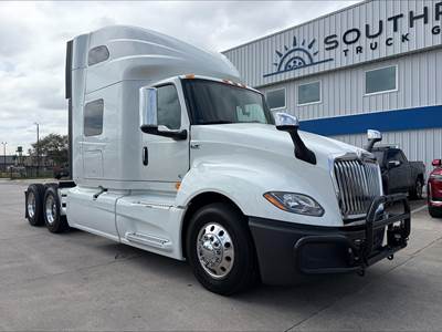 International LT Sleeper Semi Truck - Cummins 450HP