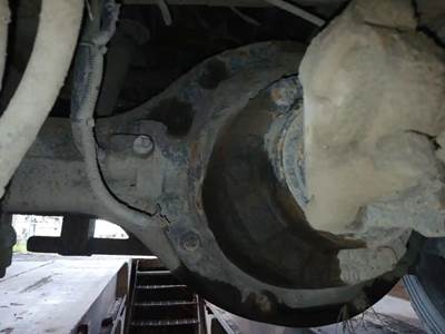 Eaton RD-404 Rear Differential for a 2001 Peterbilt 330
