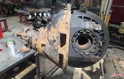 Eaton RS-404 Rear Differential for a 1998 Kenworth T-2000