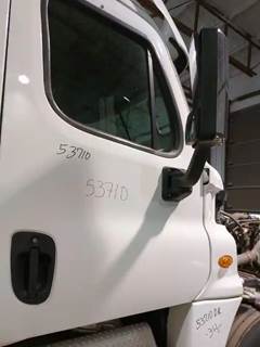 Freightliner Right Door for a 2017 Freightliner CASCADIA PX125064S