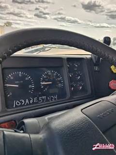 Volvo VNL64T660 Instrument Panel Cluster