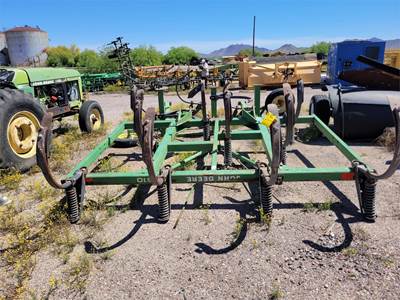 John Deere 610 Chisel Plow