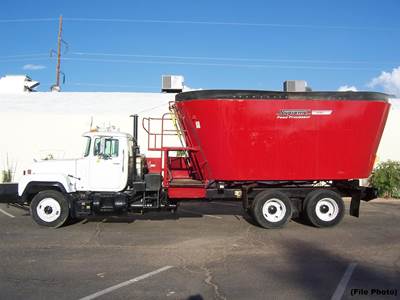 Supreme International 1200T Feed Wagon