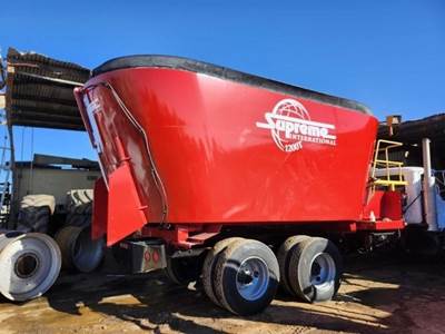 Supreme International 1200T Feed Wagon