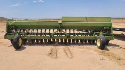 John Deere 520 Drill