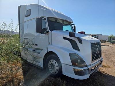 Volvo VNL64T860 Sleeper Semi Truck - Raised Roof Sleeper, D13 425HP, Automatic
