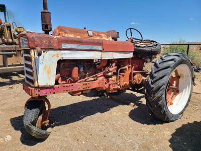 International 560 Tractor
