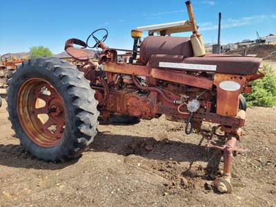 International 560 Tractor