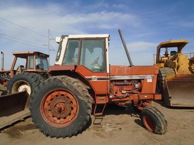 International 886 Tractor