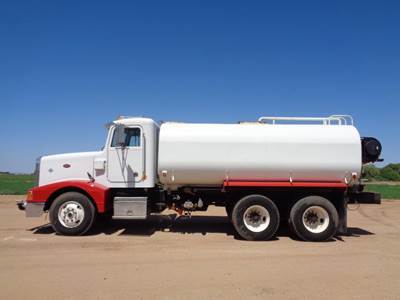 Peterbilt 377 4100 Gallon Water Truck - Detroit 425HP, 9 Speed Manual