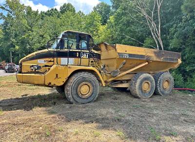 2002 Caterpillar 725 Articulated Truck