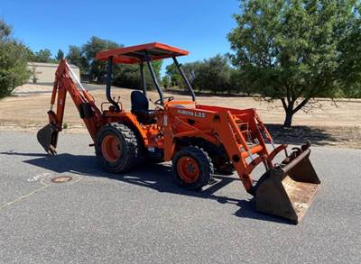 2000 Kubota L35 Backhoe (Multiple buckets)