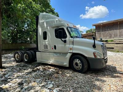 2014 Freightliner Cascadia Cab & Chassis Truck