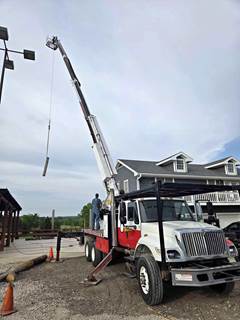 International 1000D Crane Truck - 2006 Elliott 1056 Crane