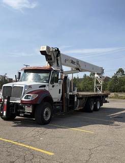 International WorkStar 7600 26-Ton Crane Truck - 2004 ALTEC AC26-103B Crane, 8 Spd