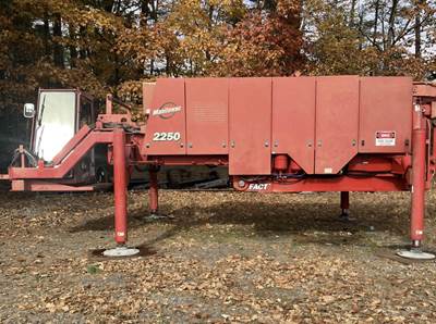 Manitowoc 2250 III 300-Ton Crawler Crane