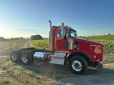 2013 Kenworth T800 Day Cab Truck