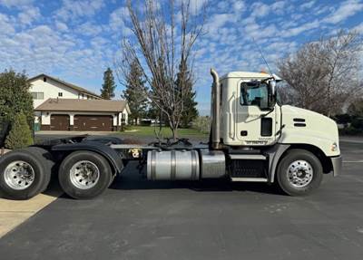 2015 Mack Pinnacle CXU613 Day Cab Truck