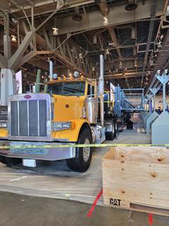 2006 Peterbilt 379 Ext Hd Day Cab Truck