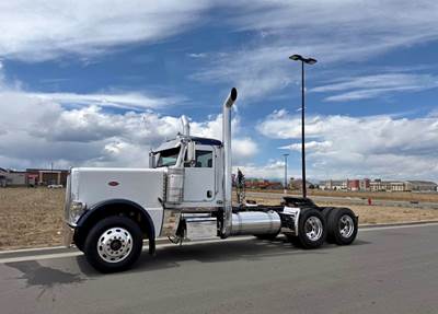 2011 Peterbilt 389 Factory Day Cab Truck