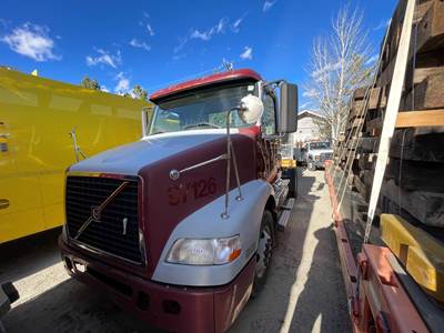 2006 Volvo VNM42T200 Day Cab Truck