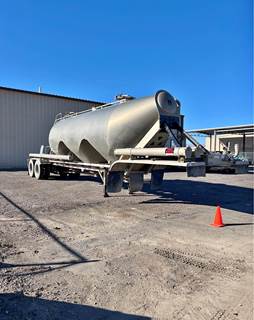 2005 Trail King 1000 CU FT Dry Bulk / Pneumatic Tank Trailer