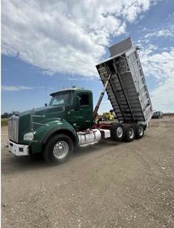 2015 Kenworth T880 Tri-Axle Dump Truck
