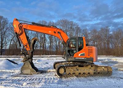 2018 Doosan DX235LCR Excavator - Bucket and thumb