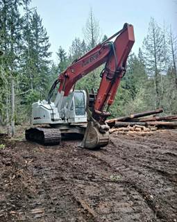 2011 Link-Belt 225 Excavator - Bucket & Thumb