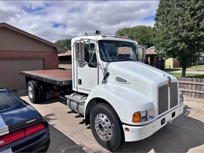 2002 Kenworth T300 Flatbed Truck