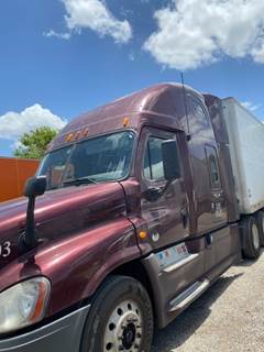 2014 Freightliner Cascadia Sleeper Semi Truck