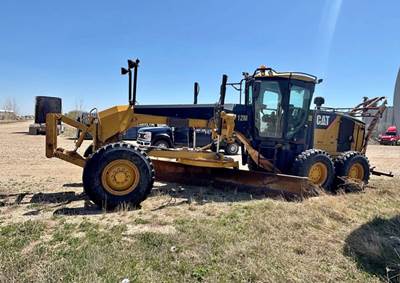 2010 Caterpillar 12M Motor Grader - Snow Plow