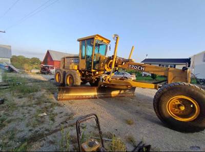 2000 John Deere 770CH Motor Grader (2)