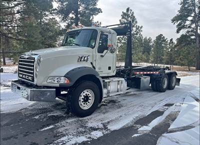 2015 Mack Granite GU813 Roll Off Truck