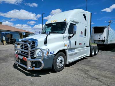 2015 Freightliner Cascadia Sleeper Semi Truck