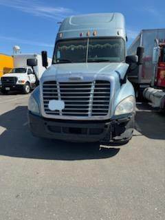 2013 Freightliner Cascadia Sleeper Semi Truck