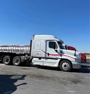 2012 Freightliner Cascadia Sleeper Semi Truck