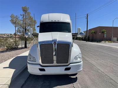 Kenworth T680 Sleeper Semi Truck - Raised Roof Sleeper, Paccar 455HP, Automatic